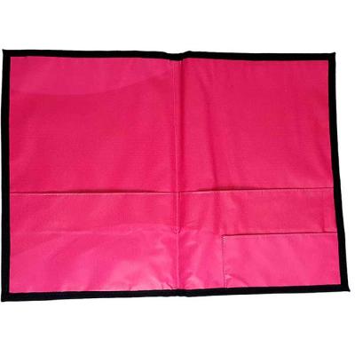 Pasta no tamanho A4, aberta, para uso em escritório, produzida com reutilização de lonas de banner, na cor rosa.
