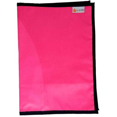 Pasta no tamanho A4, para uso em escritório, produzida com reutilização de lonas de banner, na cor rosa.