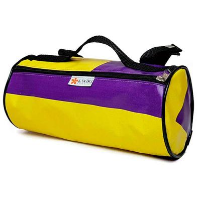 Bolsa mochila para bicicleta, produzida em resíduos de fardamentos e lonas de banner, nas cores roxa e amarela.