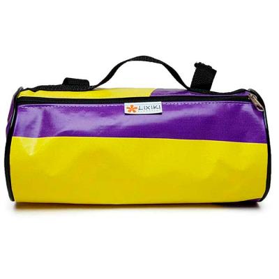 bolsa mochila para bicicleta frontal, produzida em resíduos de fardamentos e lonas de banner, nas cores roxa e amarela.