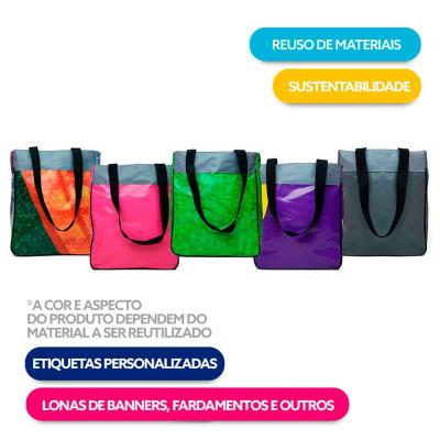 sacola retornável produzida com lona de banner em diversas cores.