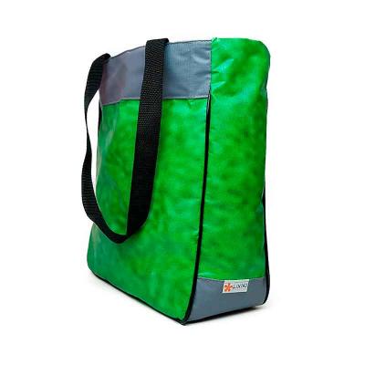 sacola retornável produzida com lona de banner na cor verde de lado.