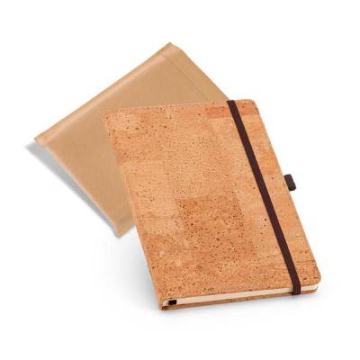 Caderno capa dura - foto com fundo branca com um caderno e capa atrás na cor creme, caderno em cortiça com feixo em elastico marrom.