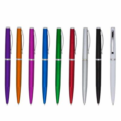 Caneta Plástica - foto com fundo branco onde aparece nove opções de canetas e cores variadas