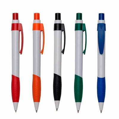 Caneta Plástica - foto com fundo branco onde aparece quatro opções de canetas plásticas nas cores brancas e com detalhes coloridos