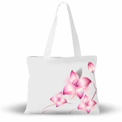 Ecobag Personalizada, com alça levantada branca, com algumas  flores na cor rosa no lado direito da bolsa, fundo branco