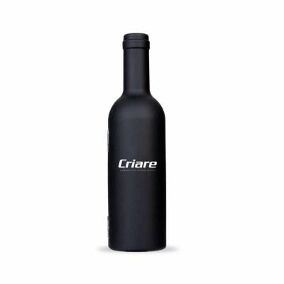 kit vinho em forma de garrafa com uma logo marca
